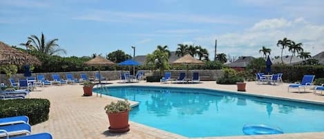 Utendørsbasseng og et oppvarmet basseng