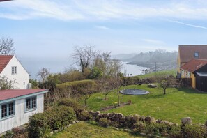 Property grounds - Holiday home in Årsdale with sea view (Svaneke)