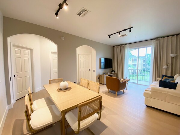 Una Smart TV, libros