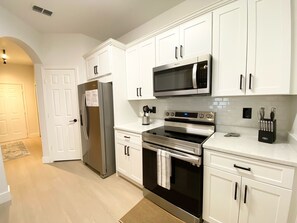 Frigorífico, microondas, horno y placa de cocina