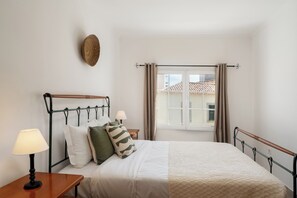 2 habitaciones, tabla de planchar con plancha, wifi y ropa de cama