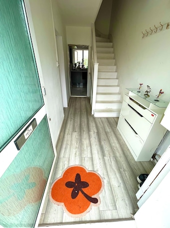 Interior. Cosy Carshalton Double Retreat