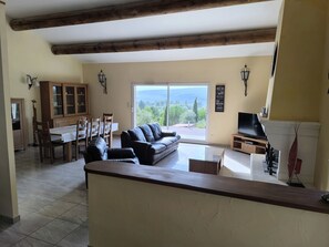 Télévision, cheminée