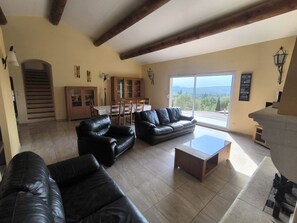 Televisión, chimenea