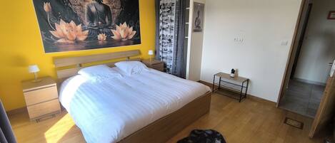 5 bedrooms, iron/ironing board, free WiFi, bed sheets