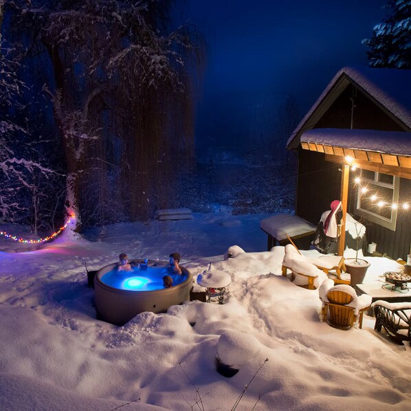 Outdoor spa tub