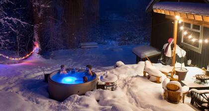 Bees Knees in the Trees Tiny Home - Hot Tub, Sauna & Cold Plunge