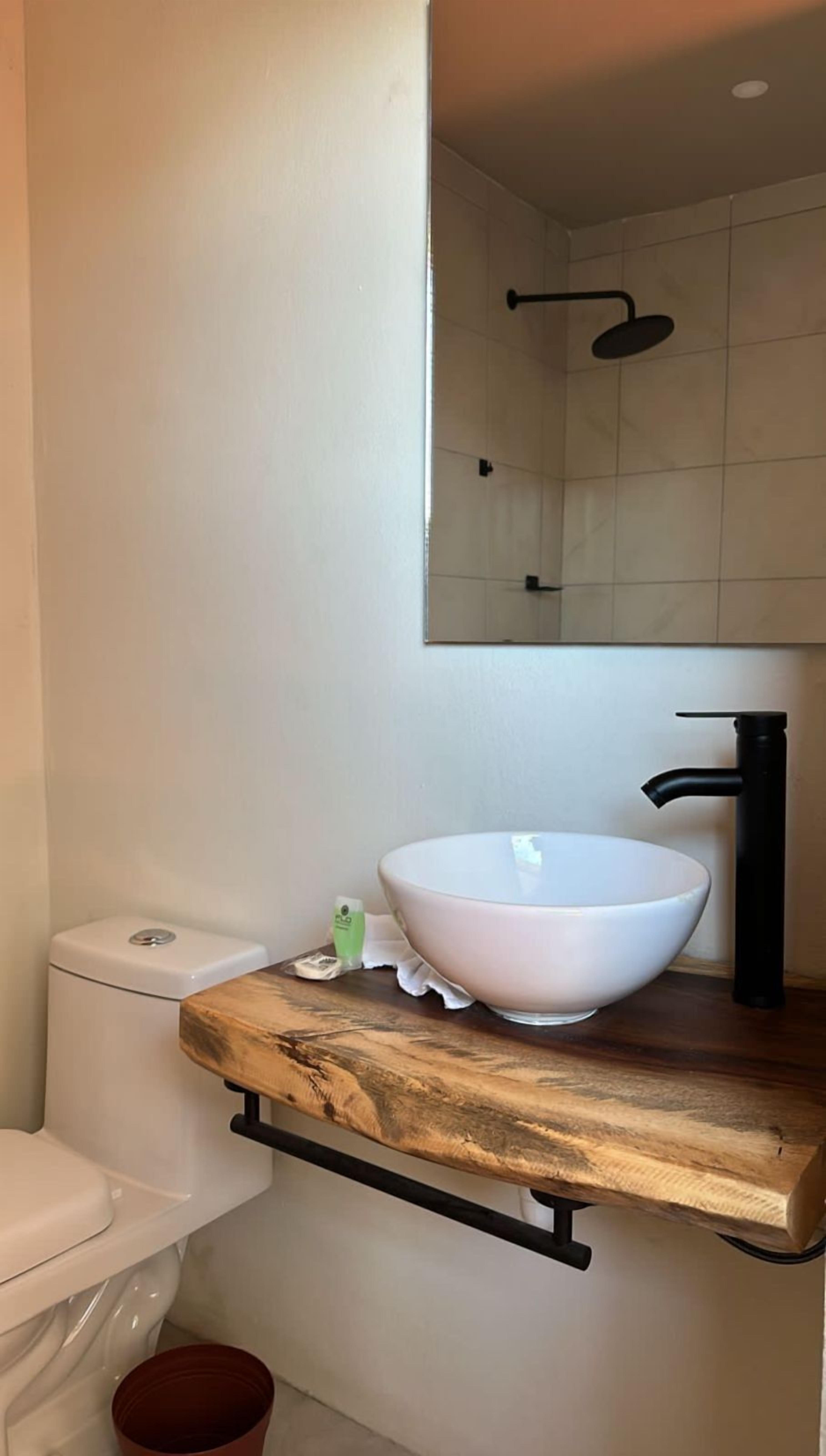 基础单人房 | 浴室 | 淋浴设施、毛巾、肥皂、洗发水