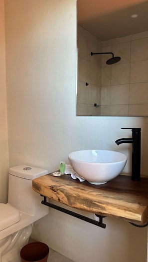 Yhden hengen perushuone | Kylpyhuone | Suihku, pyyhkeet, saippua, sampoo