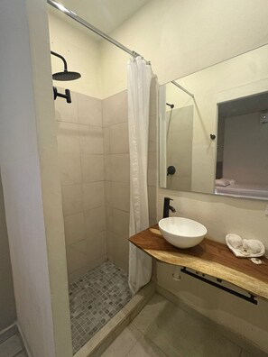 Chambre double | Salle de bain | Douche, serviettes fournies, savon, shampooing