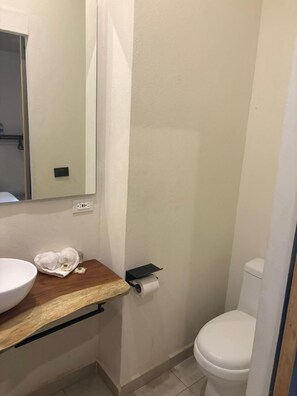 Doppelzimmer | Badezimmer | Dusche, Handtücher, Seife, Shampoo