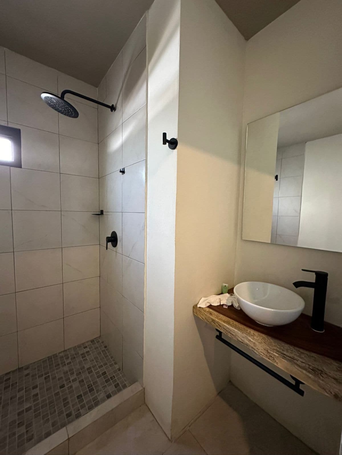Deluxe Triple Room | Bathroom | Shower, towels, soap, shampoo