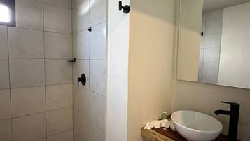 Tremannsrom – deluxe | Bad | Dusj, håndklær, såpe og sjampo