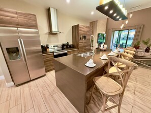 冷蔵庫、電子レンジ、オーブン、コンロ