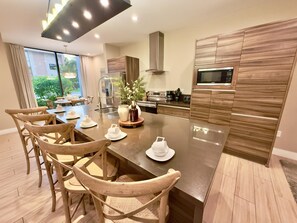 冷蔵庫、電子レンジ、オーブン、コンロ