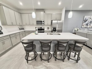 冷蔵庫、電子レンジ、オーブン、コンロ