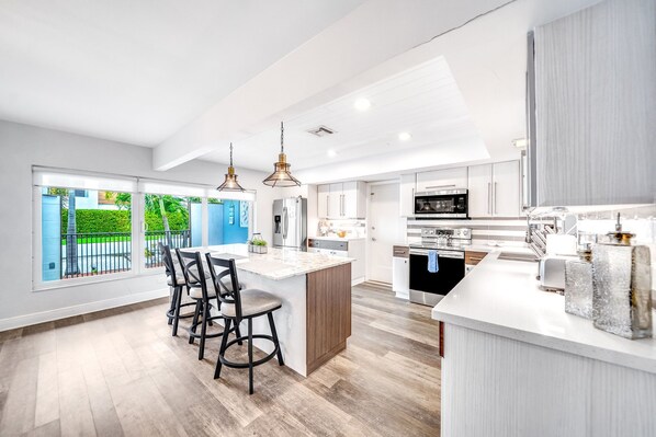 Fridge, microwave, oven, stovetop - Heated Pool+Waterfront! 5 Bedrooms+Close To Beach! (Fort Lauderdale)