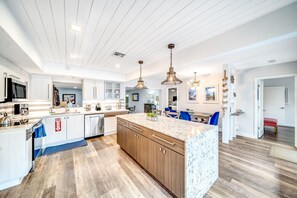 Fridge, microwave, oven, stovetop - Heated Pool+Waterfront! 5 Bedrooms+Close To Beach! (Fort Lauderdale)