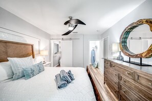 5 bedrooms, desk, iron/ironing board, travel cot - Heated Pool+Waterfront! 5 Bedrooms+Close To Beach! (Fort Lauderdale)