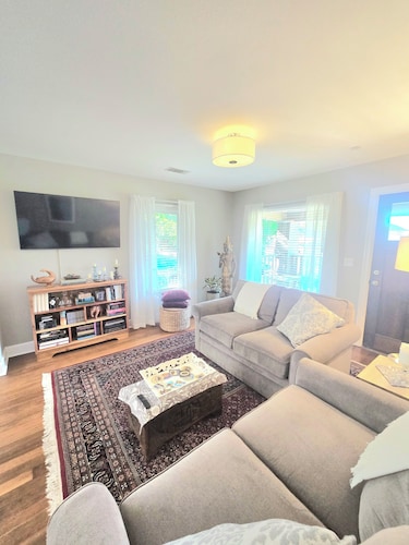 Delightful 2~bedroom, pet~friendly cottage~Walking distance to everything!