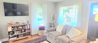 Delightful 2~bedroom, pet~friendly cottage~Walking distance to everything!