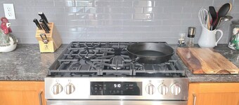 Delightful 2~bedroom, pet~friendly cottage~Walking distance to everything!