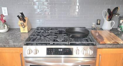 Delightful 2~bedroom, pet~friendly cottage~Walking distance to everything!