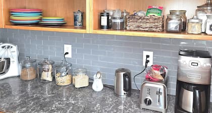 Delightful 2~bedroom, pet~friendly cottage~Walking distance to everything!