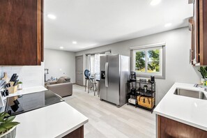 Refrigerador, microondas, horno y parrilla de estufa