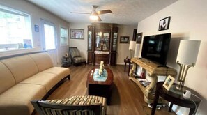 TV - 1BR Suite w/ Kitchen, Patio ATL (College Park)