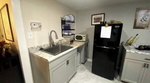 Microwave, oven, stovetop - 1BR Suite w/ Kitchen, Patio ATL (College Park)