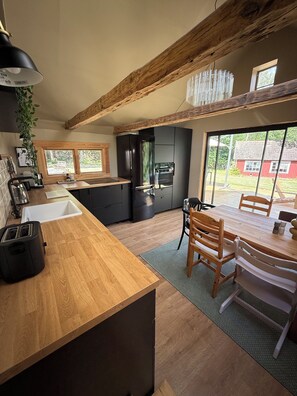 ثلاجة، ميكروويف، فرن، موقد طهي مسطح