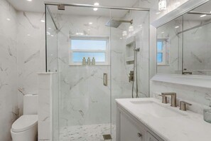 Ducha, artículos de tocador ecológicos, secador de pelo, toallas