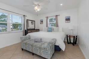 2 habitaciones, escritorio y tabla de planchar con plancha 