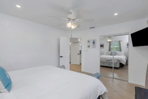 2 habitaciones, escritorio y tabla de planchar con plancha