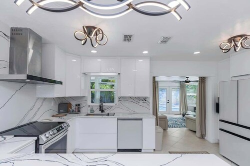 NEW! Tropical Paradise with Pool! 5 mins to beach!