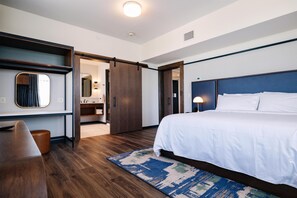 Cofres nos quartos, cortinas blackout, ferros/tábuas de passar roupa