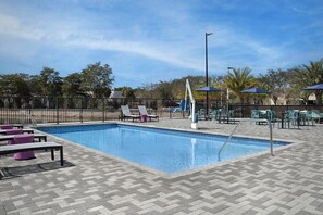 Alberca al aire libre, sombrillas en la alberca y camastros 