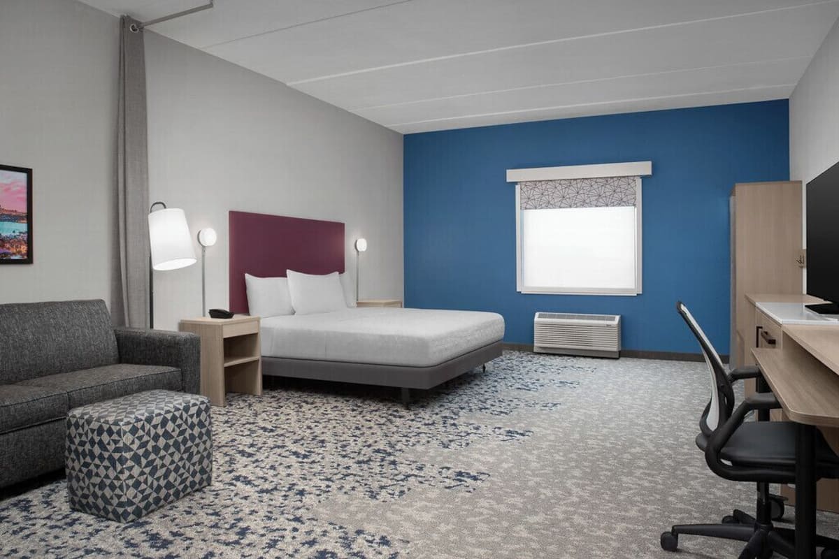 Ropa de cama hipoalergénica y caja de seguridad en la habitación