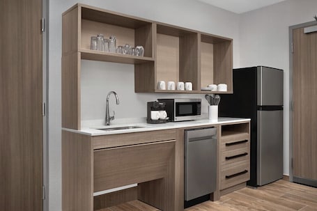 Cafetera/tetera, mesa de comedor. Home2 Suites By Hilton Weston Ft. Lauderdale