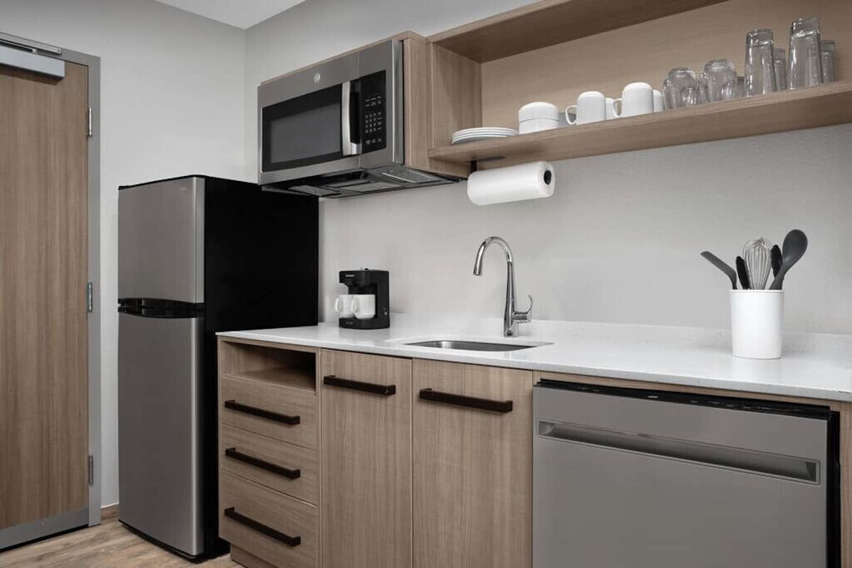 Cafetera y tetera y comedor