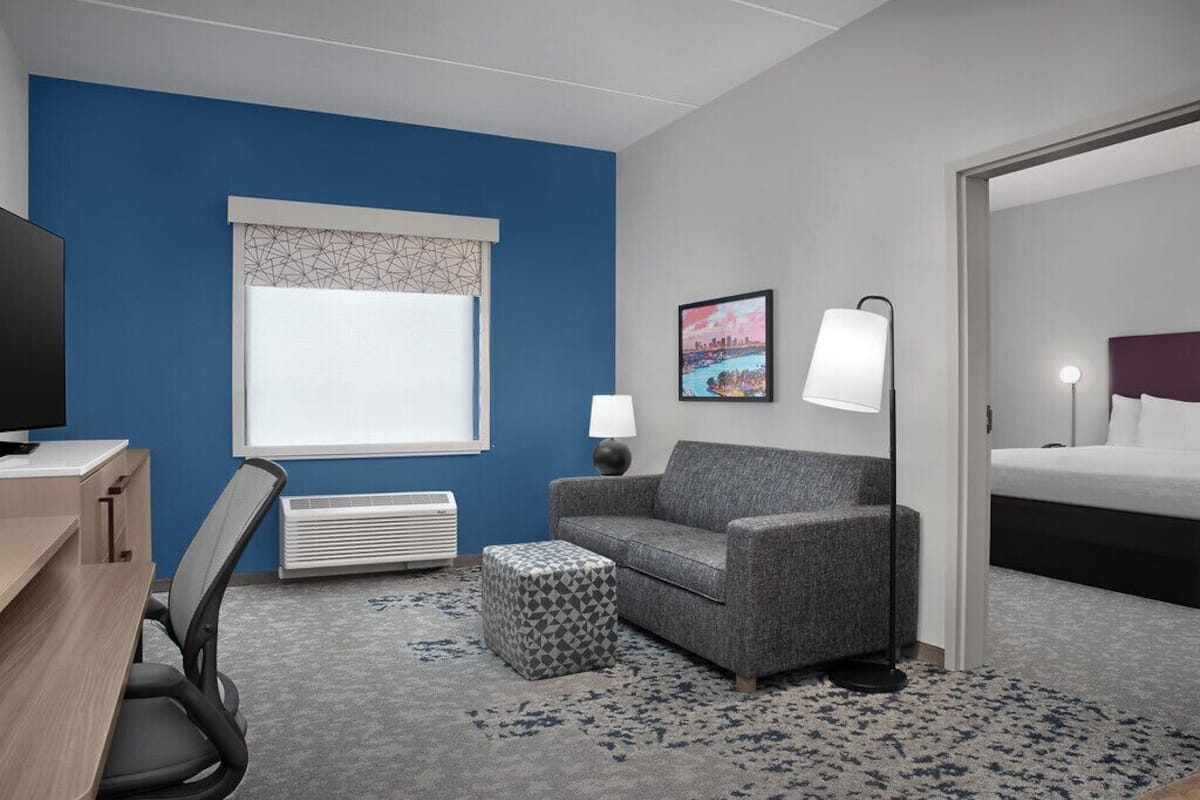 Suite, 1 habitación | Sala de estar | Smart TV de 50 pulgadas con canales por cable, Netflix y Hulu