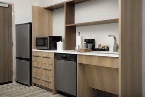 Cafetera y tetera y comedor 