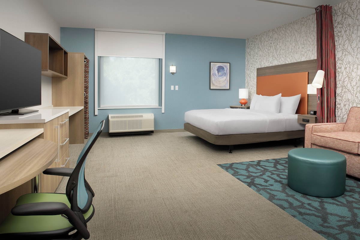 Hypo-allergenic bedding, in-room safe, desk, laptop workspace