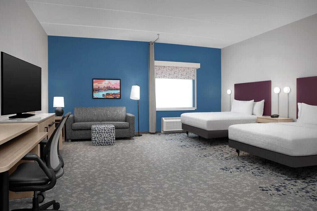 Ropa de cama hipoalergénica y caja de seguridad en la habitación