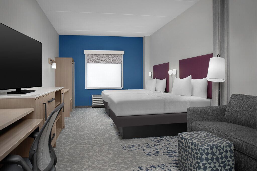 Ropa de cama hipoalergénica y caja de seguridad en la habitación 