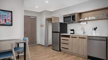 Suite, 1 habitación | Cocineta privada | Cafetera y tetera y comedor