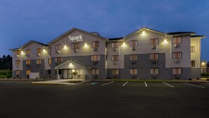 A multi-story hotel with a 'Spark by Hilton' sign, air conditioning units, and a parking lot. - Spark By Hilton Carlisle South (Carlisle)