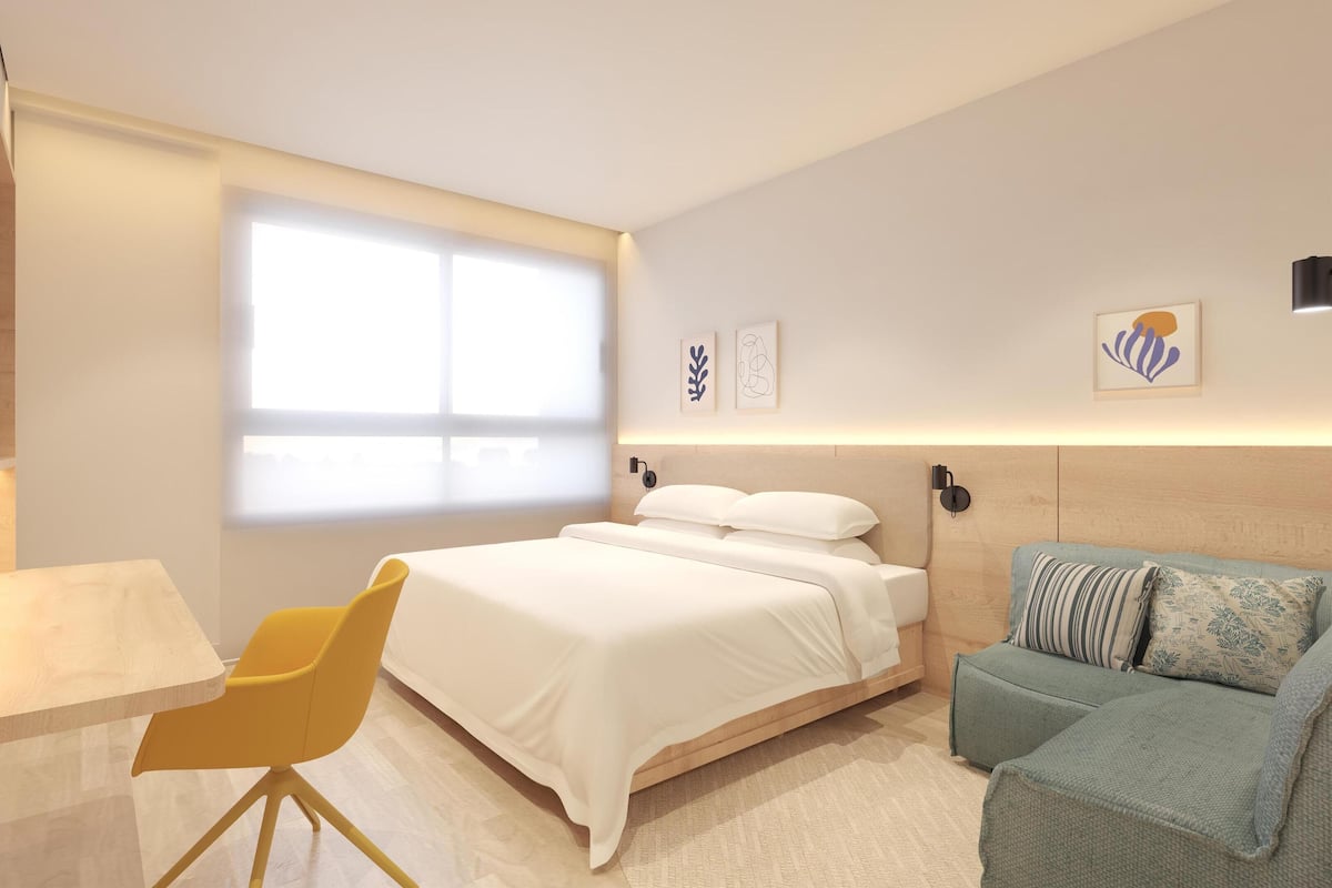Room, 1 King Bed, Refrigerator (NonSmoking)