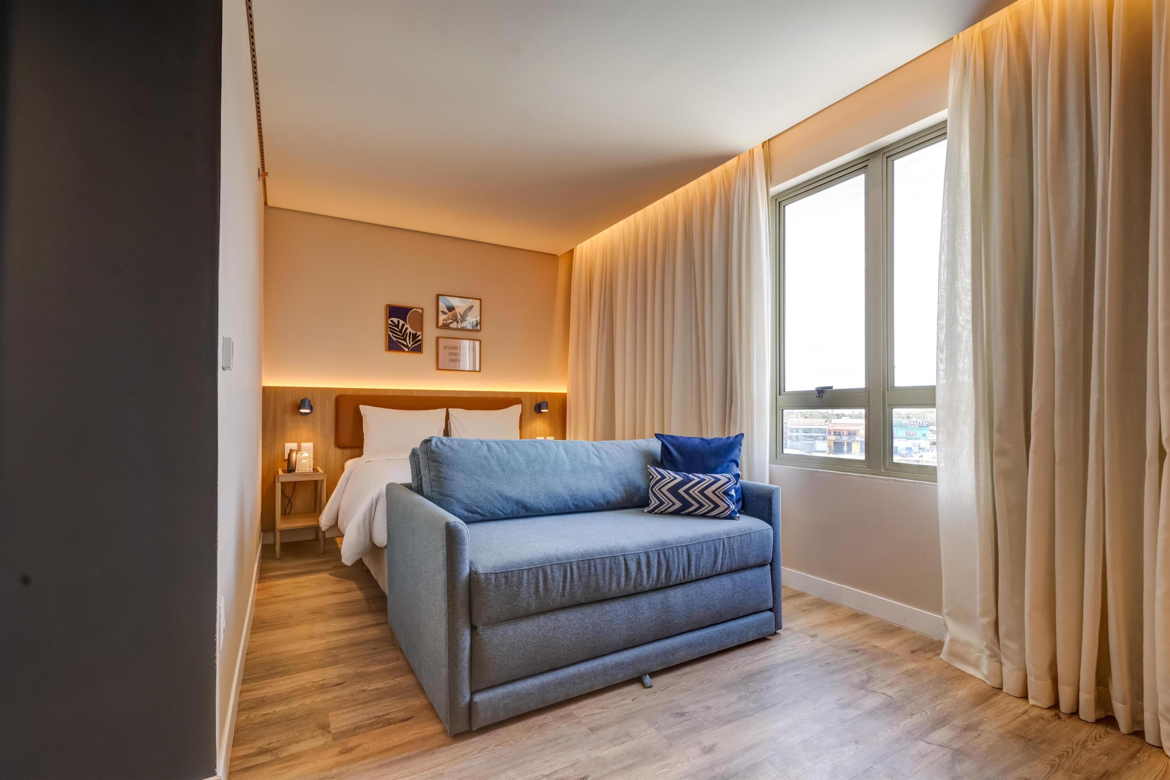 Rom, 1 queensize-seng med sovesofa, kjøleskap (NonSmoking) | Oppholdsområde